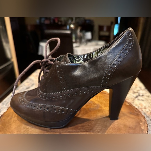 Bongo lace up brown bootie  shoes. Size 7.5 - Picture 4 of 14